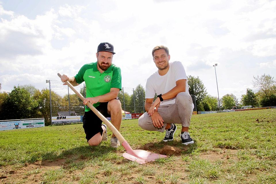 Ihre Arbeit hat sich gelohnt: Max Bals (l.) und Sebastian Pleil halfen beim Wiederherstellen des Platzes. Archi