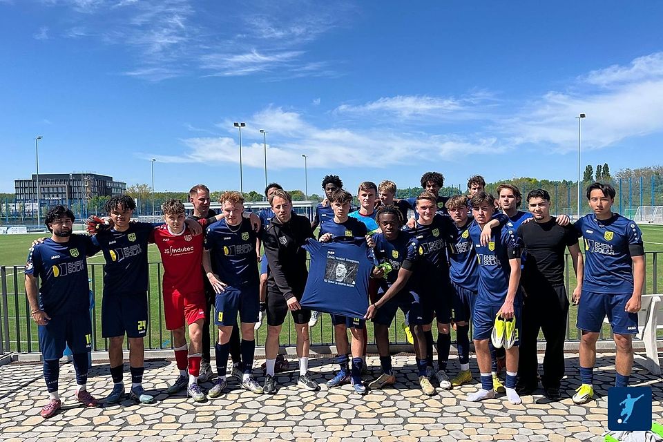 Auch die U19 des SC St. Tönis gedenkt an den verstorbenen Markus Hagedorn. 