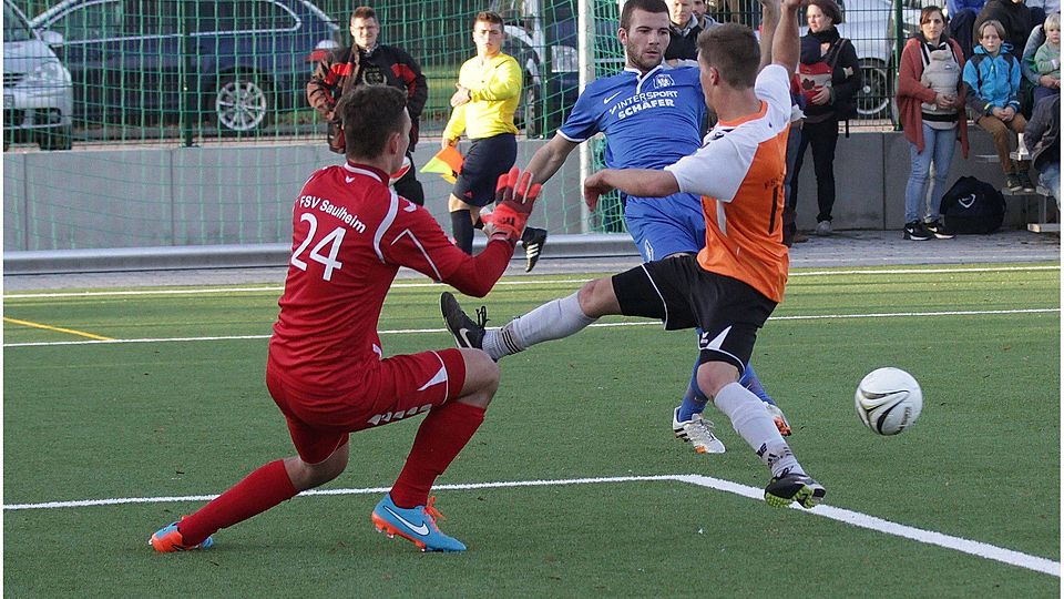 Der Gau-Odernheimer Lukas Knell (Mitte), der später die Rote Karte sah, legt den Ball an Mario Helmlinger vorbei (rechts), findet aber keinen Abnehmer. FSV-Keeper Yannik Rheinländer muss nicht eingreifen.       Archivfoto: photoagenten/Axel Schmitz