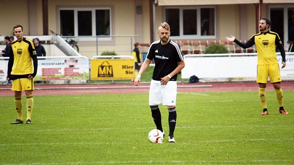 Ganz so viel Platz wie beim Anspiel der Partie ließen die Mindelheimer um Tobias Baur (links) und Ferhan Yörür (rechts) dem Ungerhauser Stürmer Edin Kahric zwar nicht. Trotzdem durfte dieser im Pokalspiel alle vier Tore für sein Team erzielen.	F.: Axel Schmidt