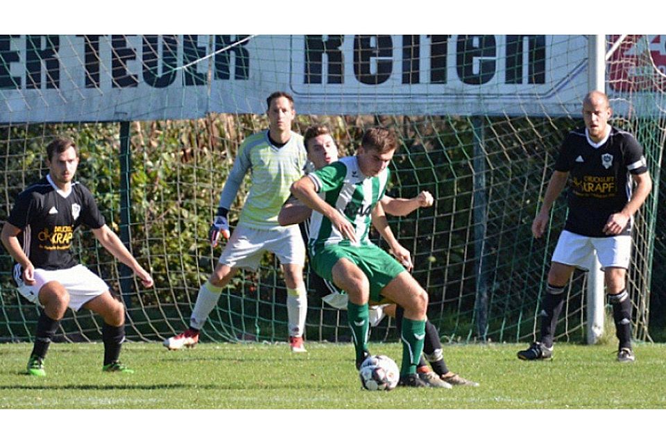 Möglichst frühzeitig die Punkte für den Klassenerhalt einfahren ist das Ziel der DJK Weiden (schwarzes Trikot) in der im März beginnenden Restrückrunde der Kreisliga Nord. F: Nachtigall