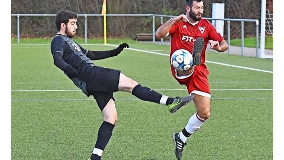 Hasan Isbert (rechts) holte bereits in der 1. Minute der Partie gegen den FC Stuttgart-Cannstatt einen Elfmeter heraus, der die  Weilimdorfer 1:0-Führung brachte. Foto:Günter E. Bergmann