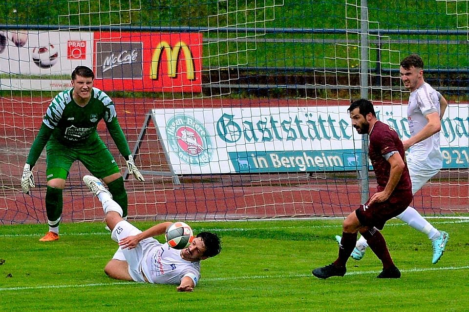 Aller Einsatz war am Ende vergebens. Die sonst so sichere Bobinger Hintermannschaft patzte beim 0:4 gegen Mering mehrfach. Aller Einsatz war am Ende vergebens. Die sonst so sichere Bobinger Hintermannschaft patzte beim 0:4 gegen Mering mehrfach.
