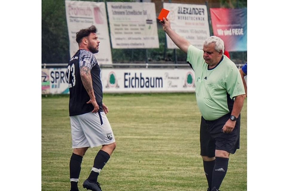 Rote Karte: Andreas Bertram in einem seiner geschätzten 3500 Spielen. Rote Karte: Andreas Bertram in einem seiner geschätzten 3500 Spielen.