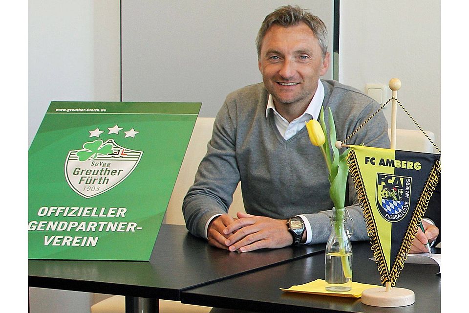 Mario Himsl, Sportlicher Leiter am NLZ des Zweitligisten SpVgg Greuther Fürth, referiert bei der Trainerfortbildung beim FC Amberg. Foto: Landgraf