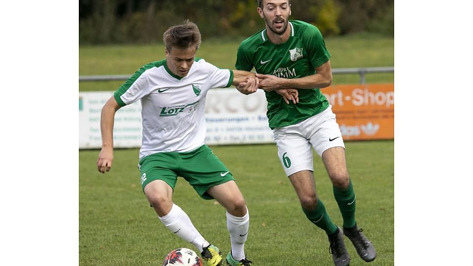 Haltemanöver: Lange schlug sich der FV Mümling-Grumbach (rechts Marcel Eckert) achtbar gegen Spitzenreiter Fehlheim. Doch letztlich unterlagen die Odenwälder mit 1:6. Diesmal geht es in der Gruppenliga gegen den Tabellendritten. 	Foto: Fernando Baptista