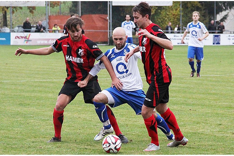 Das Mannschaftsgefüge beim TSV Aindling passt in dieser Saison. Lukas Wiedholz (links) und Johannes Raber (rechts) kämpften als Kollektiv den Kissinger SC (in Weiß Bujar Bytyqi) nieder und siegten 1:0.	   F.: Ramona Eberle