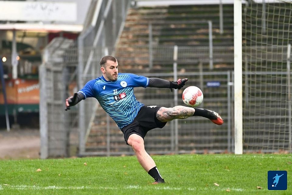 Mit vollem Einsatz zwischen den Pfosten.