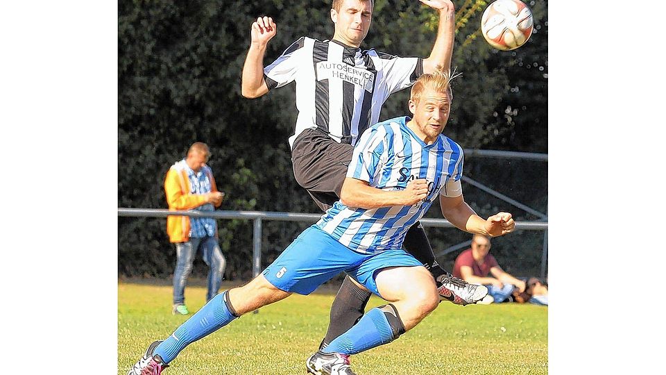 Zarpens Torge Wolgast (vorn) wirft gegen Reinfelds Julian Schrage alles in die Waagschale, um Gefahr vom eigenen Tor abzuwenden. un