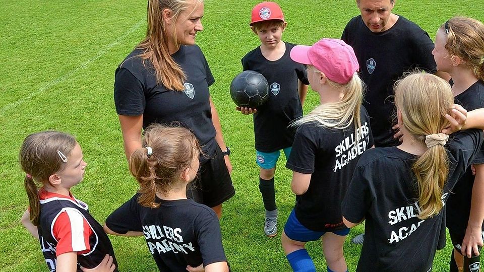 Lernen von Profis: Die Kinder saugen alles auf, was Clara Schöne erzählt. Auch RW-Coach Attila Teufel hört mit.