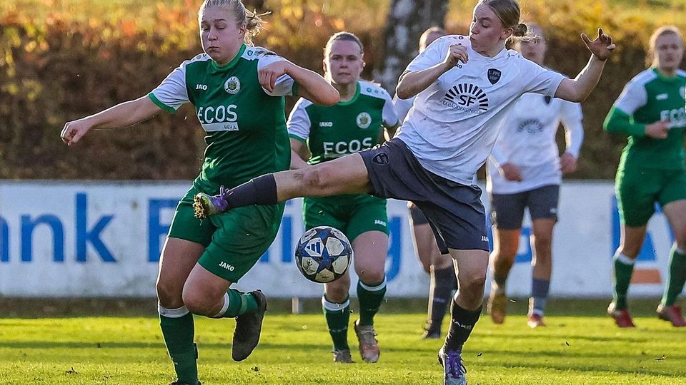 Keine Zweikämpfe gescheut: Die Forsternerinnen um Doppeltorschützin Veronika Auer (l.) setzten sich gegen Hof um Mia Korber (r.) entschlossen durch.
