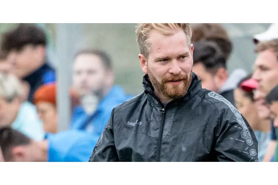 Kann nicht zufrieden sein: Lukas Ferst, Trainer des Fußball-Gruppenligisten SC Waldgirmes U23. Sein Team verliert bei der SG Obbornhofen/Bellersheim. (Archivfoto) © Jenniver Röczey Kann nicht zufrieden sein: Lukas Ferst, Trainer des Fußball-Gruppenligisten SC Waldgirmes U23. Sein Team verliert bei der SG Obbornhofen/Bellersheim. (Archivfoto) © Jenniver Röczey