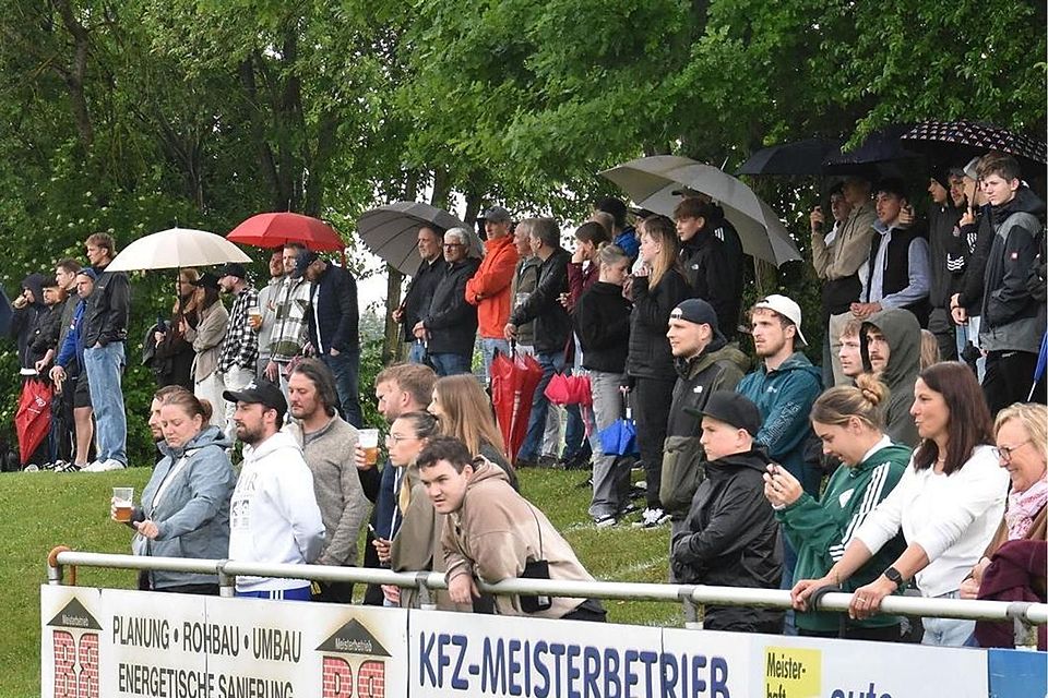 Rund 325 Zuschauer ließen sich auch vom Starkregen nicht abschrecken