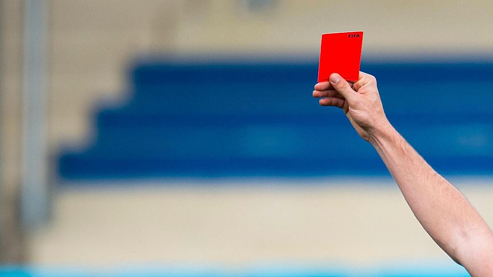 Ein Schiedsrichter zeigt die Rote Karte.