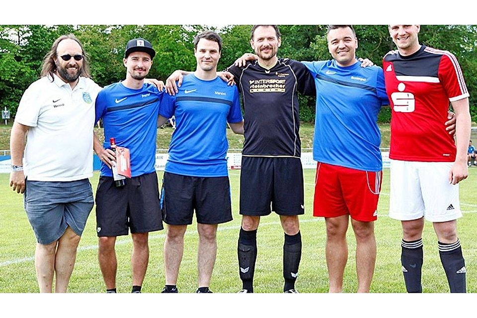 Unser Bild zeigt von links Abteilungsleiter Stefan Weindl, Roman Prestel, Trainer Wolfgang Marzini, Co-Trainer Marcus Steinberger, Robert Schimpel und Abteilungsleiter Oliver Seger.  Foto: Stanislawski
