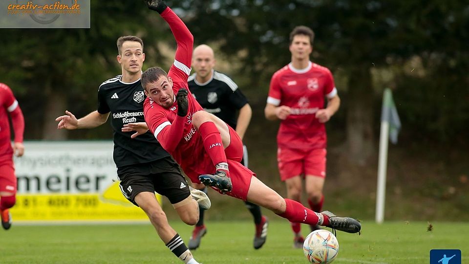 Zwei Heimspiele am Wochenende, nur ein Punkt: Nach der Einbuße gegen Auerbach kam der TSV Reuth (in Schwarz) gegen die DJK Irchenrieth (in Rot) nicht über ein 1:1 hinaus und konnte damit nun bereits das sechste Match in Folge nicht mehr gewinnen.