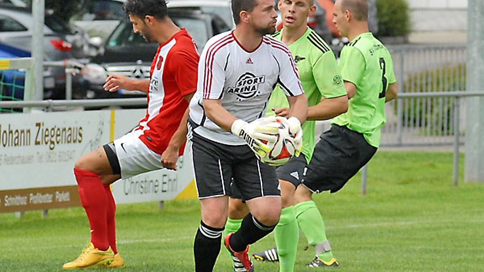 Ottmarings Keeper Thomas Funk und seine Teamkollegen sind am Freitag schon wieder im Einsatz.  Foto: Schlickenrieder