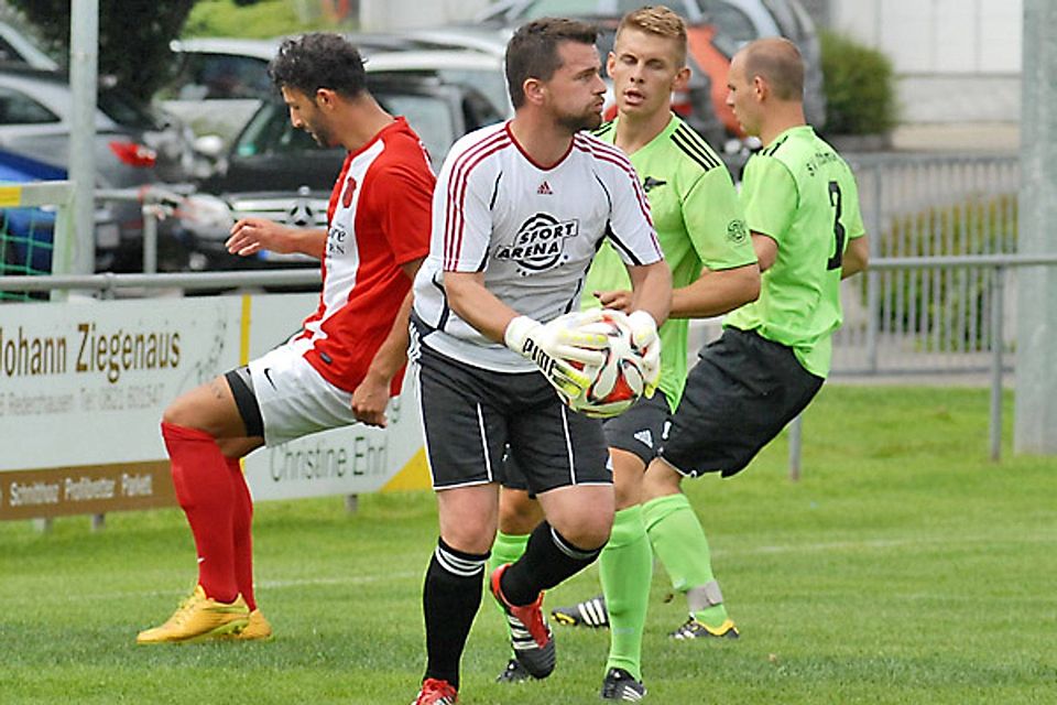 Ottmarings Keeper Thomas Funk und seine Teamkollegen sind am Freitag schon wieder im Einsatz.  Foto: Schlickenrieder
