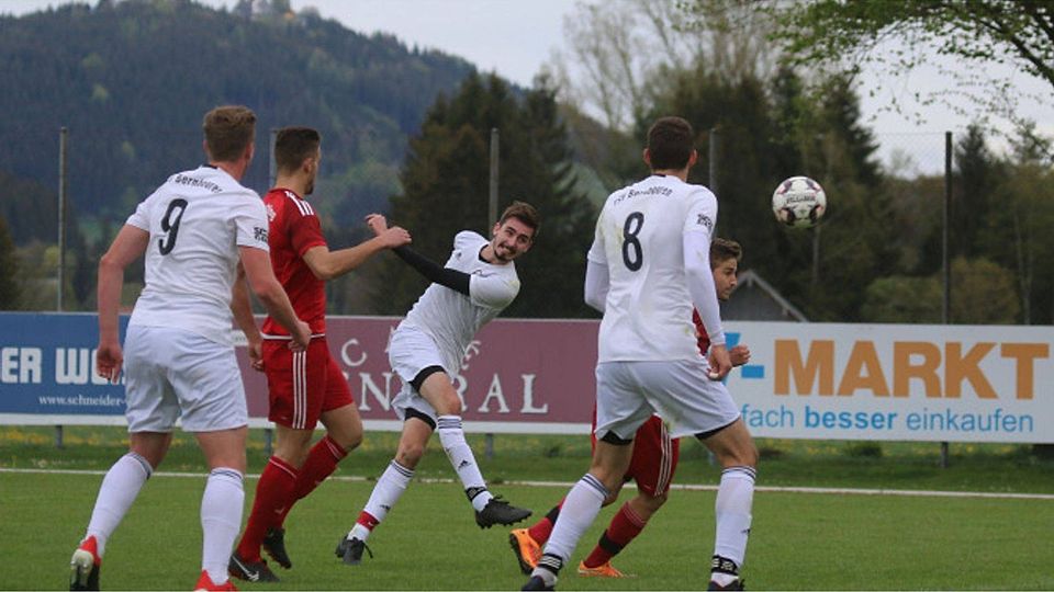 In der Rückrunde ließ der TSV Bernbeuren (weiße Trikots) nach. Auch im Spiel gegen Peiting setzte es eine Niederlage. Zum Klassenerhalt in der Kreisliga 2 langte es am Ende aber locker.  Halmel