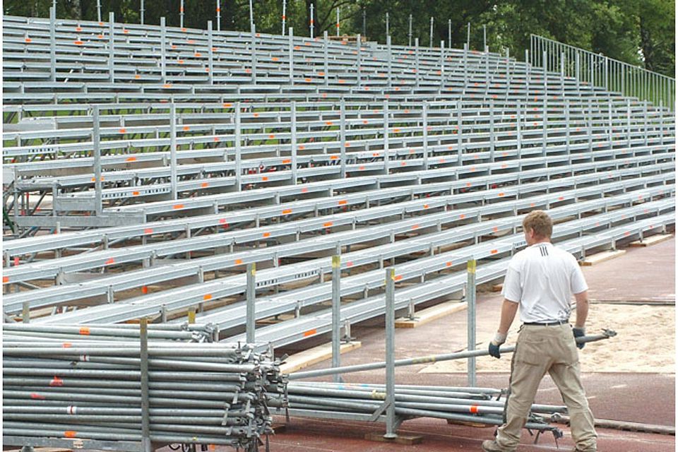 2006 war das Thannhauser Mindelstadion eine Baustelle, weil alles für das Pokalspiel gegen Borussia Dortmund vorbereitet wurde. Jetzt herrscht selbst auf dem Rasen gähnende Leere, nachdem beide Herrenteams abgemeldet wurden.   F.: Bernhard Weizenegger