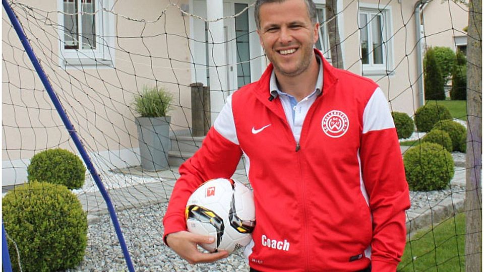 Sener Sahin, hier vor seinem Haus in Wallerstein, ist der erfolgreichste Rieser Fußballtrainer der vergangenen Jahre. Zweimal Meister und zweimal Vizemeisterschaften, verbunden mit zwei Aufstiegen, schaffte er mit dem FSV Reimlingen. Jetzt folgte nahtlos Meisterschaft und Aufstieg mit dem SC Wallerstein. 	F.: Jim Benninger