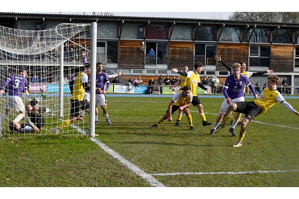 Verpasste Chance: Der Altenerdinger Mario Dipalo und WSV-Keeper Florian Leiniger haben die Torlinie deutlich übeschritten, aber das Leder landet wieder nicht im Netz. Die Abwehrspieler aus Walpertskirchen können klären.