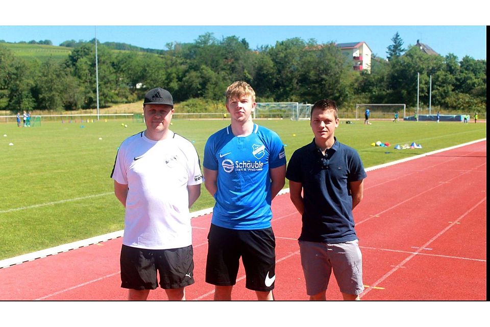 Abwehrverstärkung: Maik Hess (Vorstand Sport), Valentin Suckau, Dennis Weiß (Trainer 1. Mannschaft, von links)