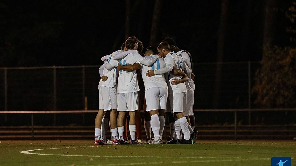 Die Spieler des VfB Ginsheim im Mannschaftskreis.