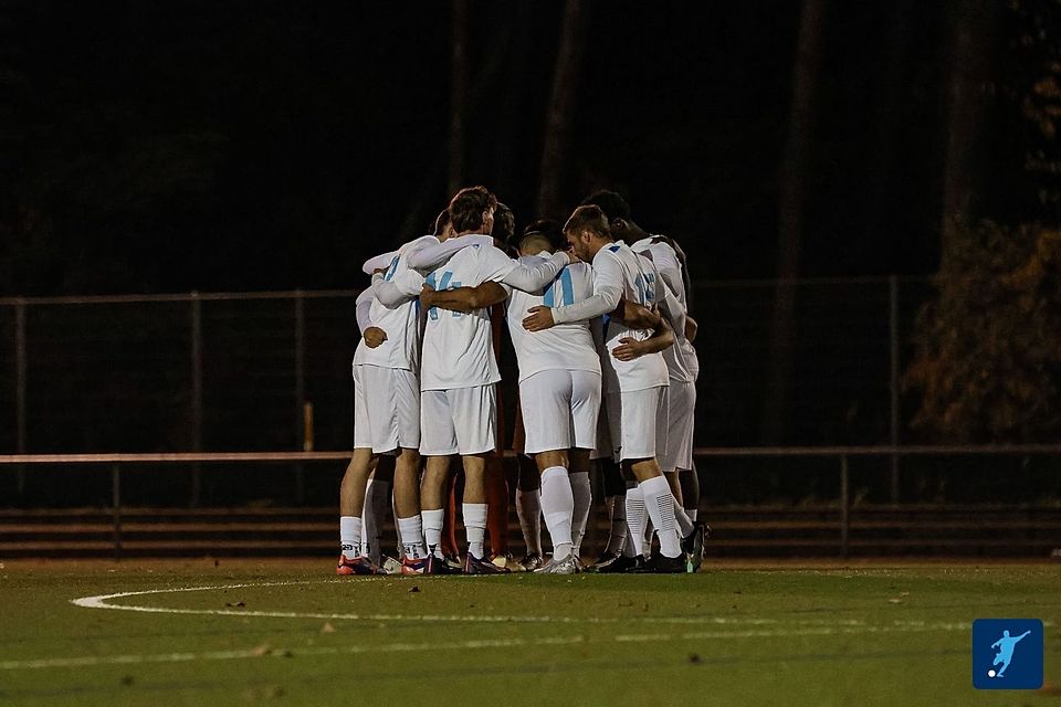 Die Spieler des VfB Ginsheim im Mannschaftskreis.
