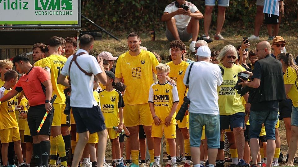 Der Einlauf der beiden Mannschaften. Natürlich mit Niklas Süle im Fokus.