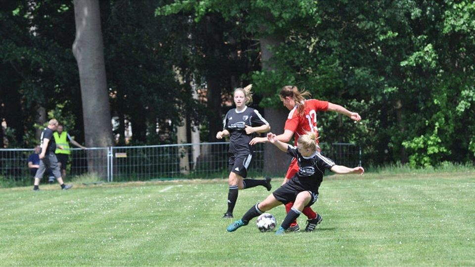Obwohl die FC-Damen (schwarze Trikots) alles versuchten, konnten sie den Rückstand gegen den Außenseiter TuS Westerholz II nicht mehr aufholen. Foto: rk/Tréboute