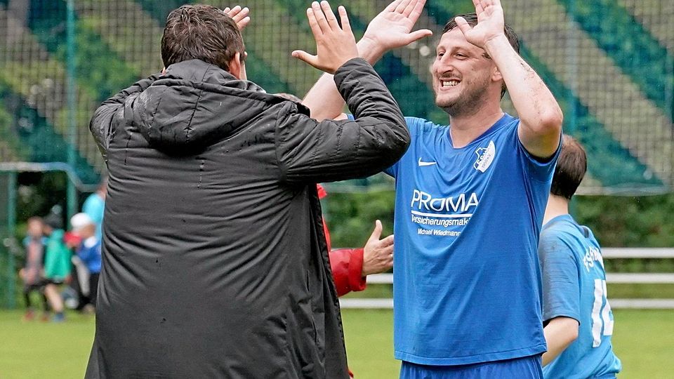 Etappenziel erreicht: Dominik Kohnle (rechts) hat sich mit dem FSV Reimlingen die Vizemeisterschaft gesichert und spielt nun um den Bezirksliga-Aufstieg.