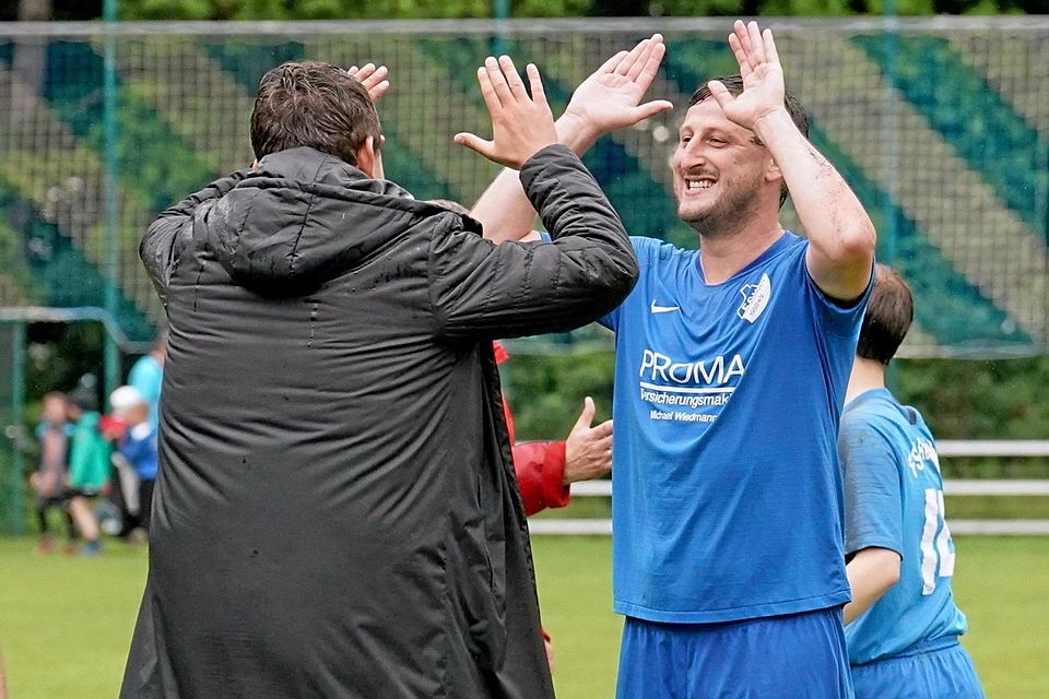 Etappenziel erreicht: Dominik Kohnle (rechts) hat sich mit dem FSV Reimlingen die Vizemeisterschaft gesichert und spielt nun um den Bezirksliga-Aufstieg.