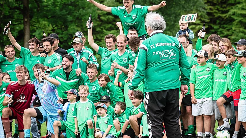 Der Start einer langen Aufstiegsfeier: Die Mittenwalder sind zurück in der Kreisklasse.