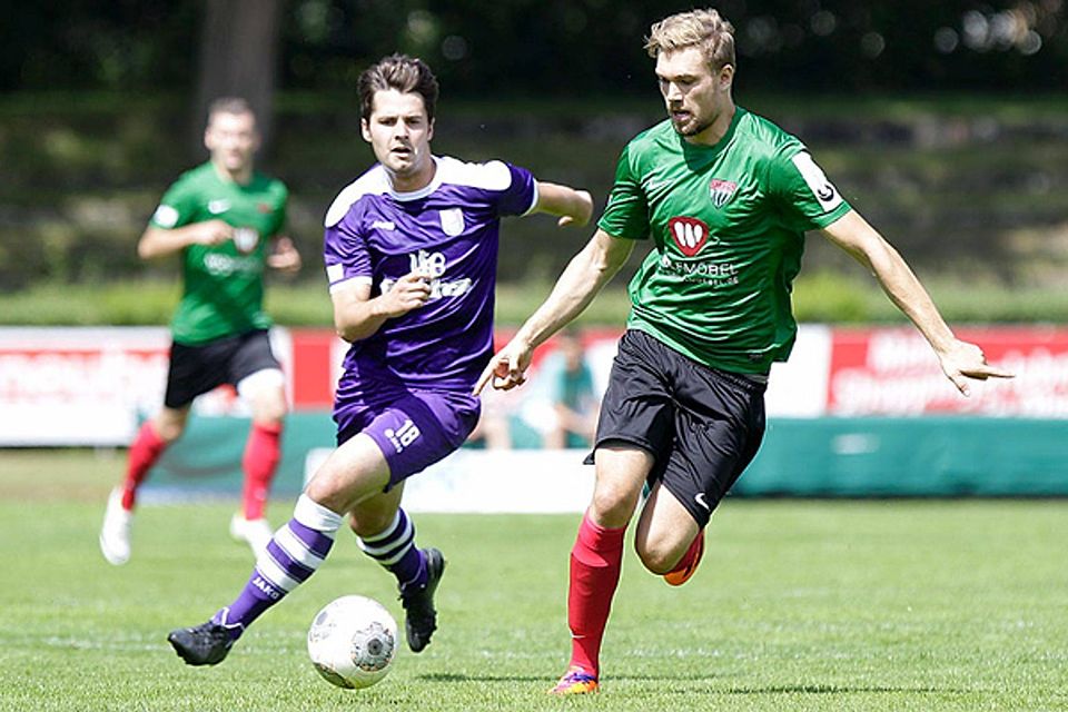 FC-Premiere in grün-schwarz-rot: Marco Janz wird dicht verfolgt von Bambergs Nicolas Görtler