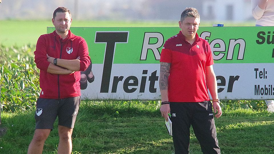 Trainer Ferdi Koch (r.) hat seinen Vertrag beim FC Rosenhof-Wolfskofen bereits um ein weiteres Jahr verlängert.