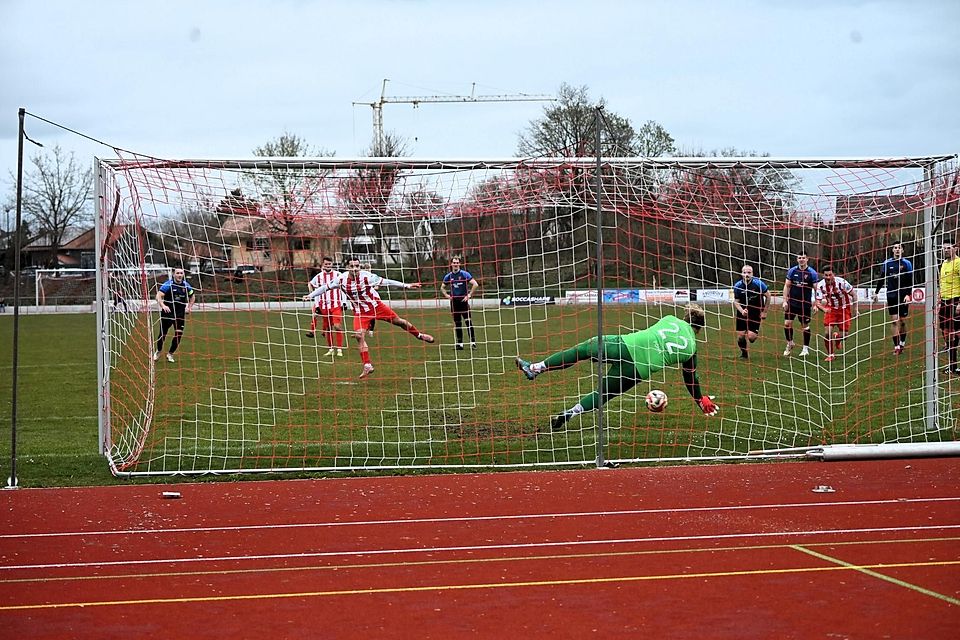 Zornedings Keeper Pohn hält einen Cosentino Elfer.