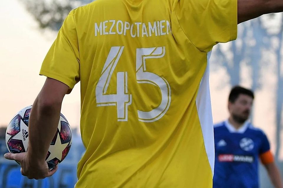 Der Ball rollt nicht mehr im regulären...icht vom offiziellen Vereinsnamen ab). | Foto: Mym Fernandez Der Ball rollt nicht mehr im regulären Spielbetrieb für den 1. FC Mezepotamien Freiburg (der Schriftzug auf dem Trikot im Bild weicht vom offiziellen Vereinsnamen ab).