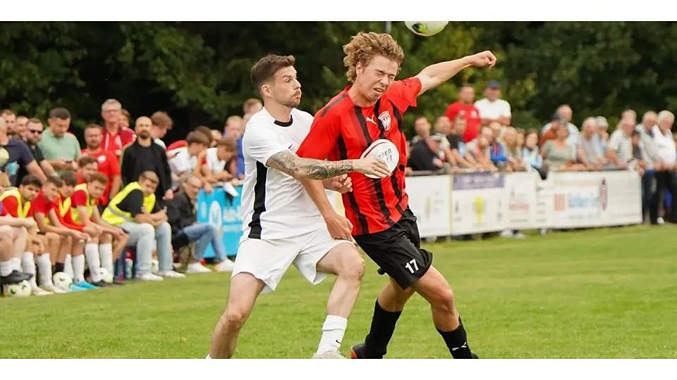 Finn Bamberger (r., hier gegen Schöffengrunds Gianni Pianavon) und Eintracht Wetzlar gelingt ein ganz wichtiger Dreier im Derby bei Büblingshausens Zweiter. © Isabel Althof