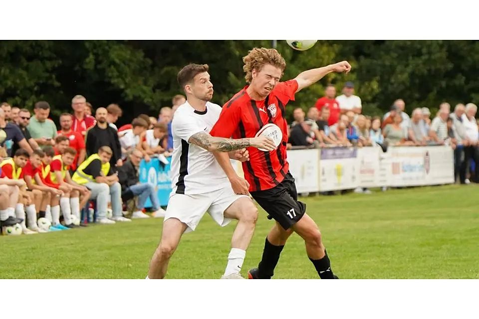 Finn Bamberger (r., hier gegen Schöffengrunds Gianni Pianavon) und Eintracht Wetzlar gelingt ein ganz wichtiger Dreier im Derby bei Büblingshausens Zweiter. © Isabel Althof