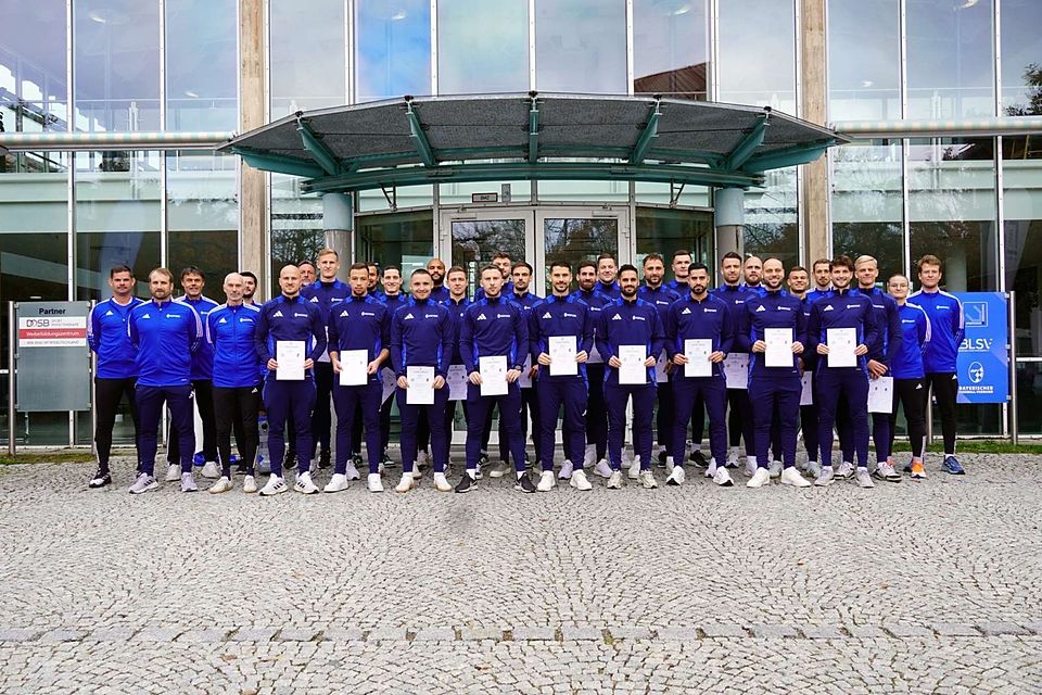 Die Teilnehmer am BFV-Trainer-Sonderlehrgang mit ihren Ausbildern 