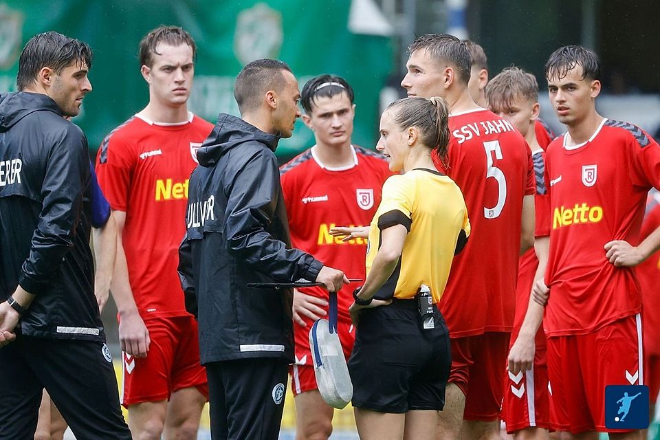 Da herrscht Diskussionsbedarf: Der "kleine" Jahn ist derzeit das formschwächste Team der Liga.