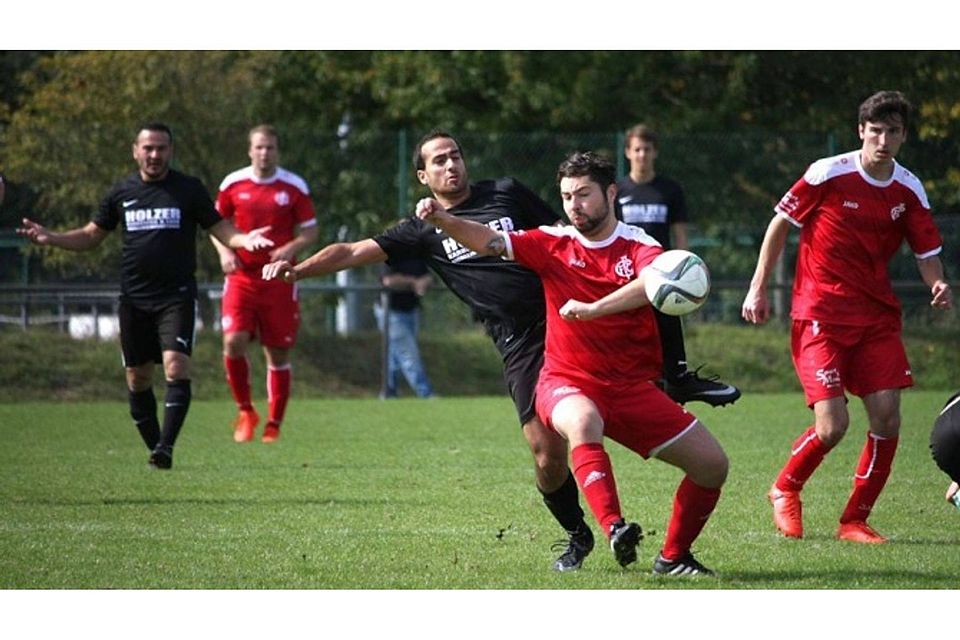 Vollen Einsatz braucht Fabio Criscuolo (Mitte, schwarzes Trikot) auch im Pokal gegen Mingolsheim; F: Diehl