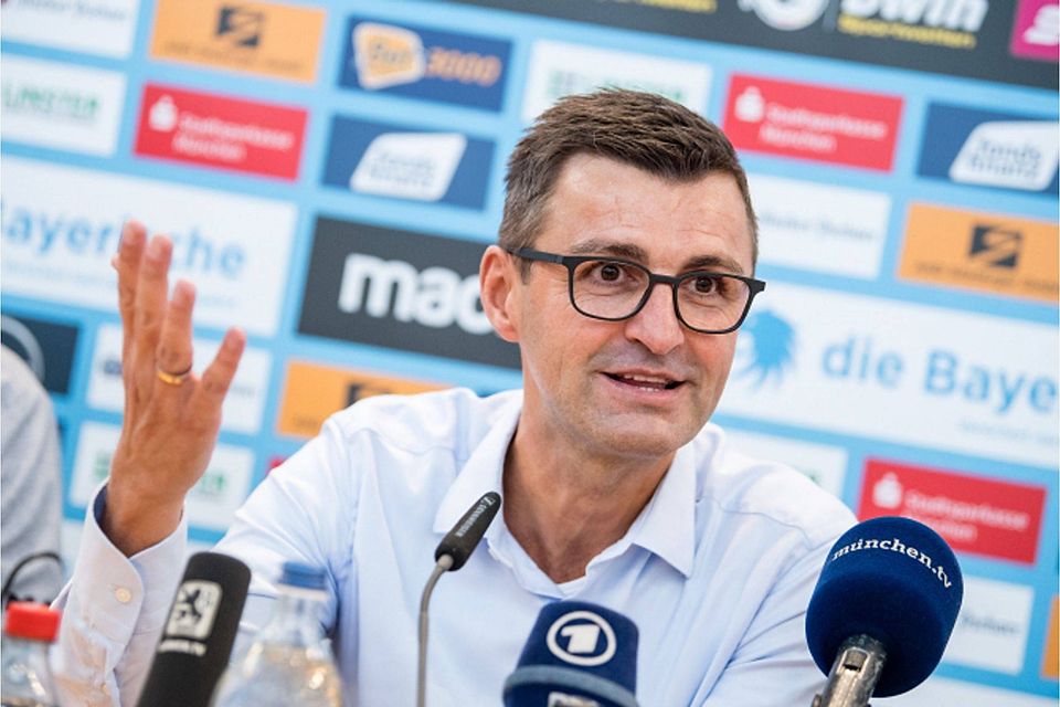 Mit guter Laune ran an die neue Aufgabe: Michael Köllner stellt sich als Löwen-Trainer vor. dpa / Matthias Balk
