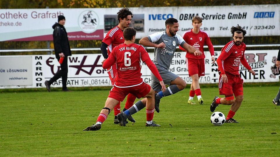 Der TSV Alling in grau gegen die SpVgg Wildenroth in rot in der Kreisklasse