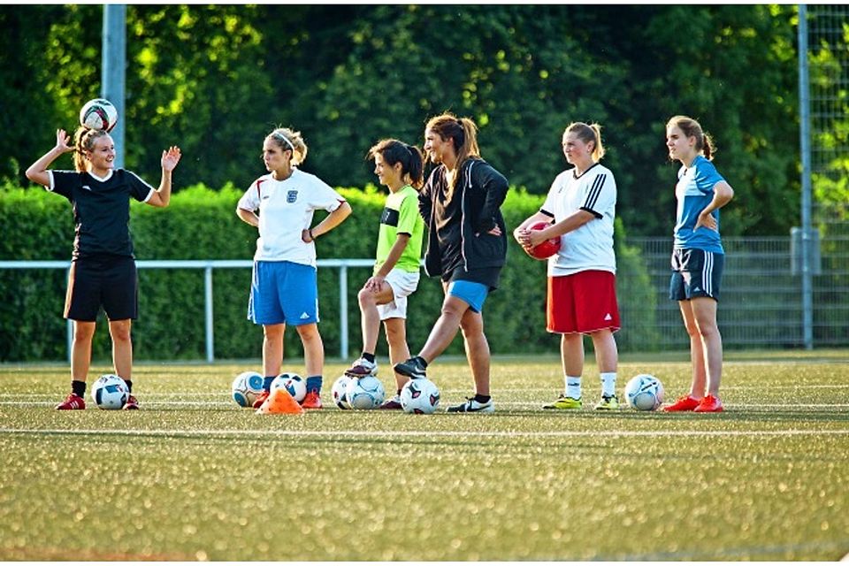 Die Spielfreude der VfL-Frauen ist ungetrübt – nicht nur im Training. Foto: Michael Steinert