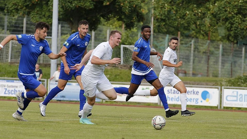 Der VfL Neckarau (blau) bezwang den Tabellenführer FT Kirchheim.