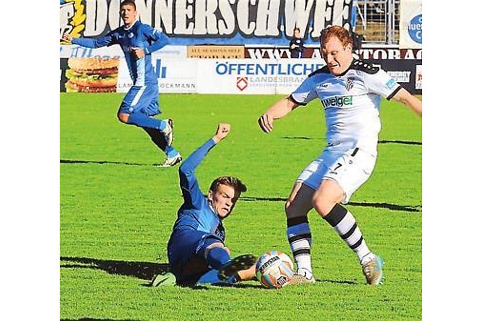 Bernd Gerdes (rechts) und seine Cloppenburger Mitspieler unterlagen  im Hinspiel in Oldenburg mit 0:2. Piet Meyer