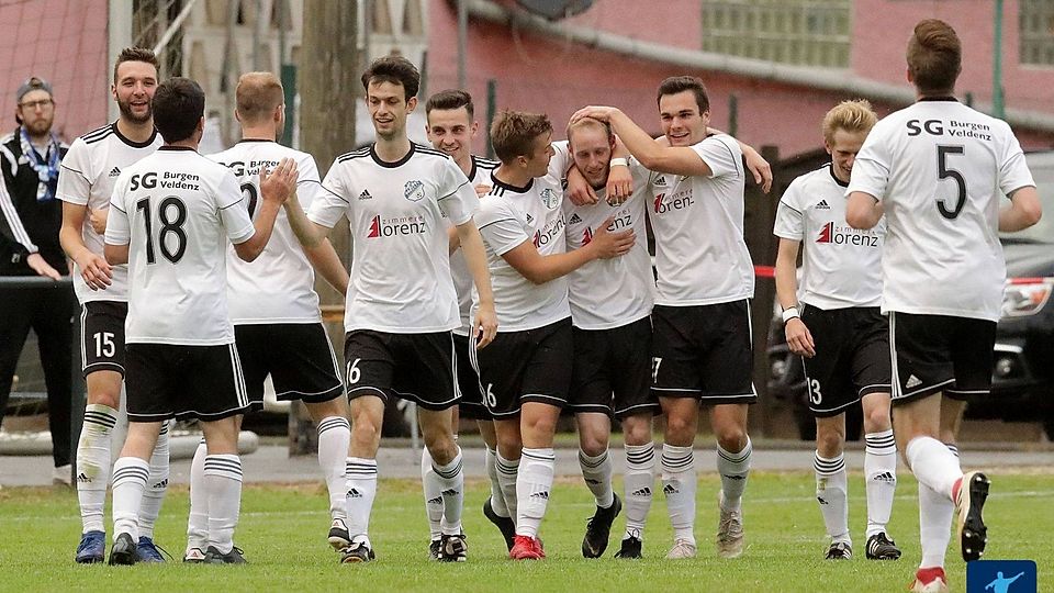 Die gesamte Mannschaft der SG Burgen/Veldenz jubelt, dass auch Michael Mayer (Mitte) wieder trifft.