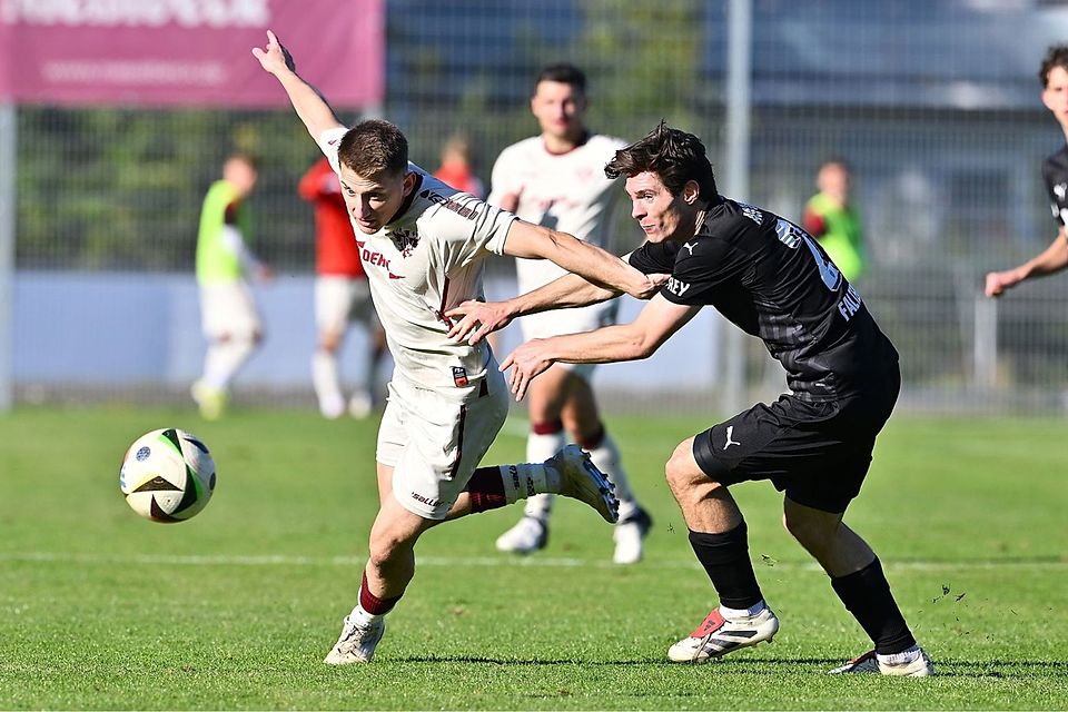 Beim Duell Cham gegen Neumarkt steht einiges auf dem Spiel. Chams Trainer Faruk Maloku warnt im Vorfeld insbesondere vor Neumarkts Top-Stürmer Selim Mjaki (links, hier gegen Marco Faltermeier).